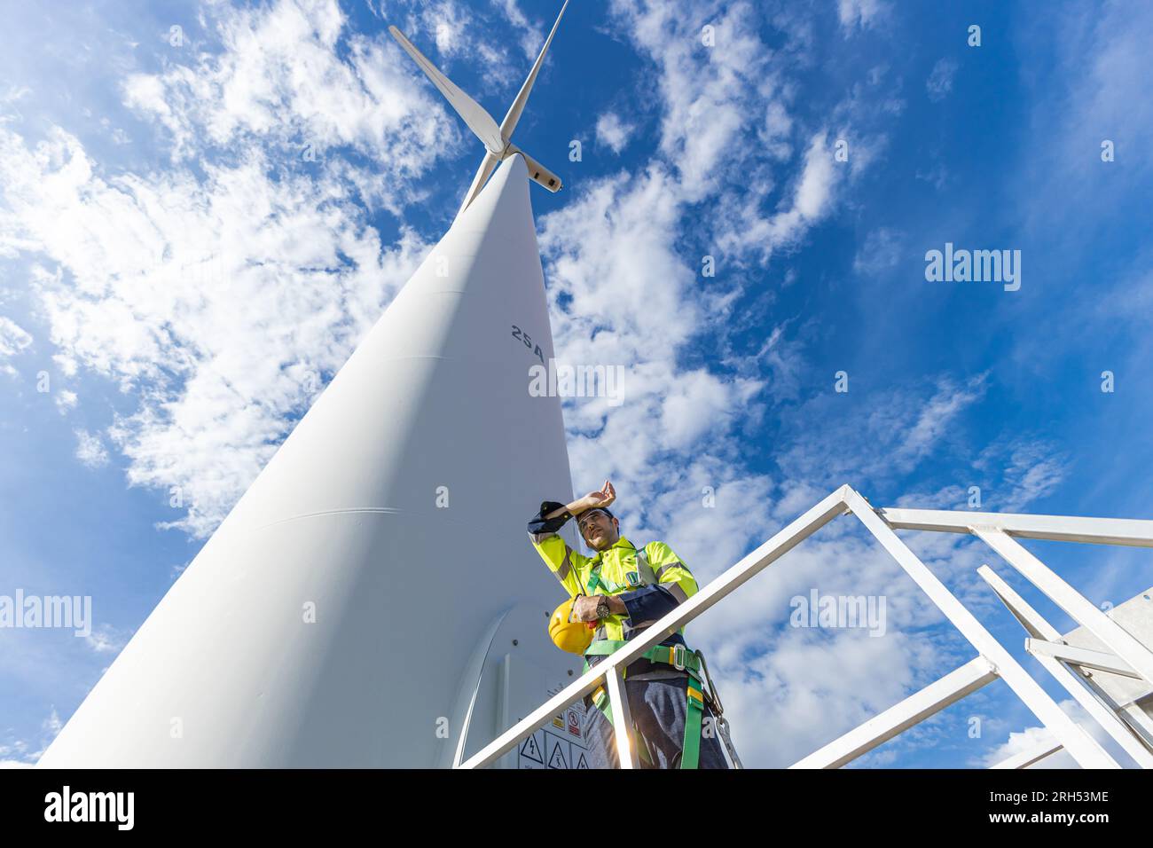 Windturbinentechniker, der den Service überprüft. Ingenieurteam, professionelles Wartungsteam, sauberes Stromerzeugungssystem Stockfoto