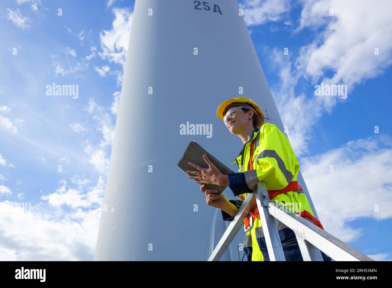 Ingenieur, professionelle Technikerin, Frau, die im Service arbeitet, Windturbine, nachhaltiger Ökostrom, Energieerzeuger aus der Natur Stockfoto