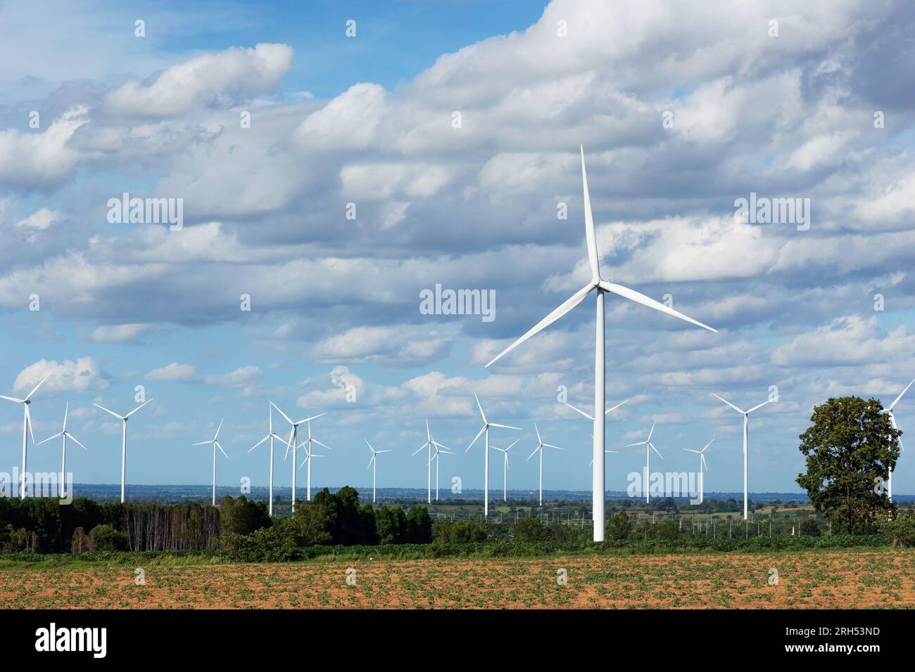 Windturbinenfarm in Thailand mit Blick auf die Landschaft mit blauem Himmel in der Sommersaison Stockfoto