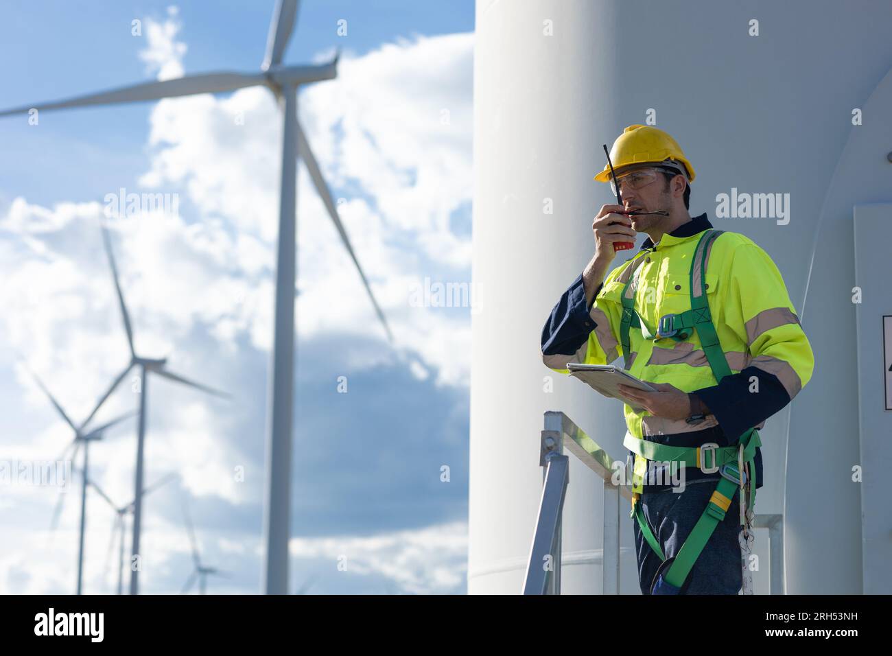 Windturbinentechniker, der den Service überprüft. Ingenieurteam, professionelles Wartungsteam, sauberes Stromerzeugungssystem Stockfoto