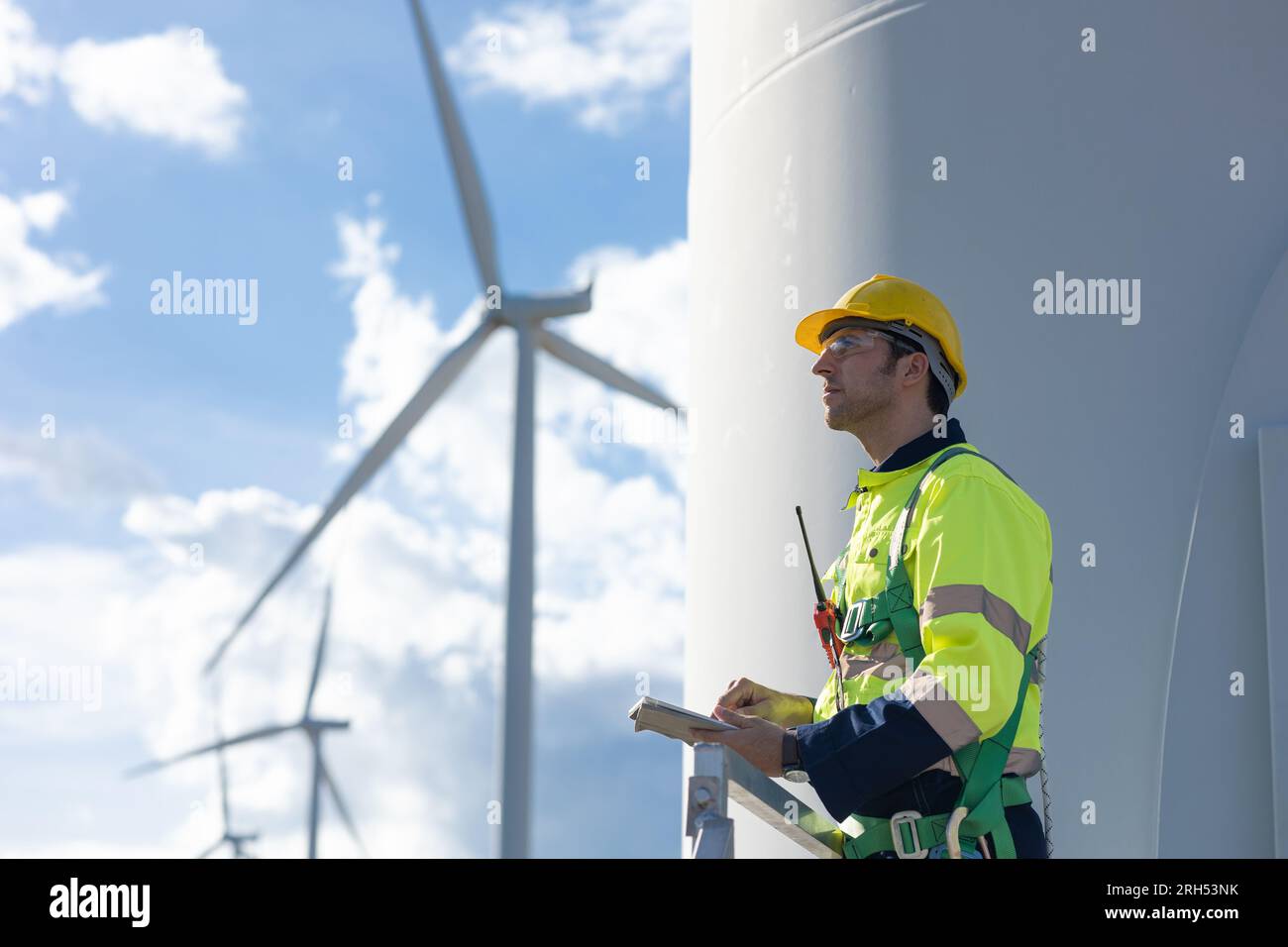 Windturbinentechniker, der den Service überprüft. Ingenieurteam, professionelles Wartungsteam, sauberes Stromerzeugungssystem Stockfoto