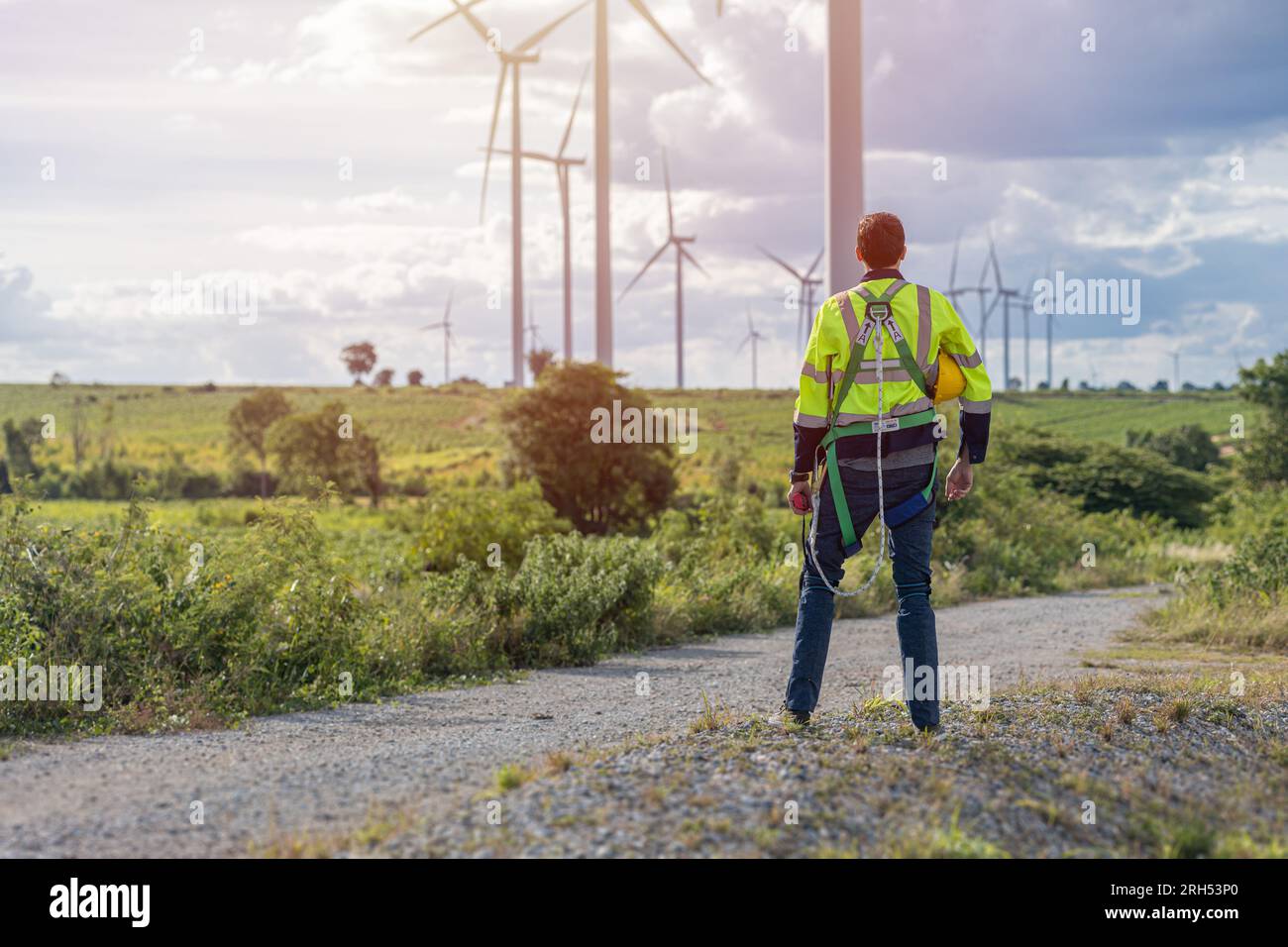 Windturbinentechniker, der den Service überprüft. Ingenieurteam, professionelles Wartungsteam, sauberes Stromerzeugungssystem Stockfoto