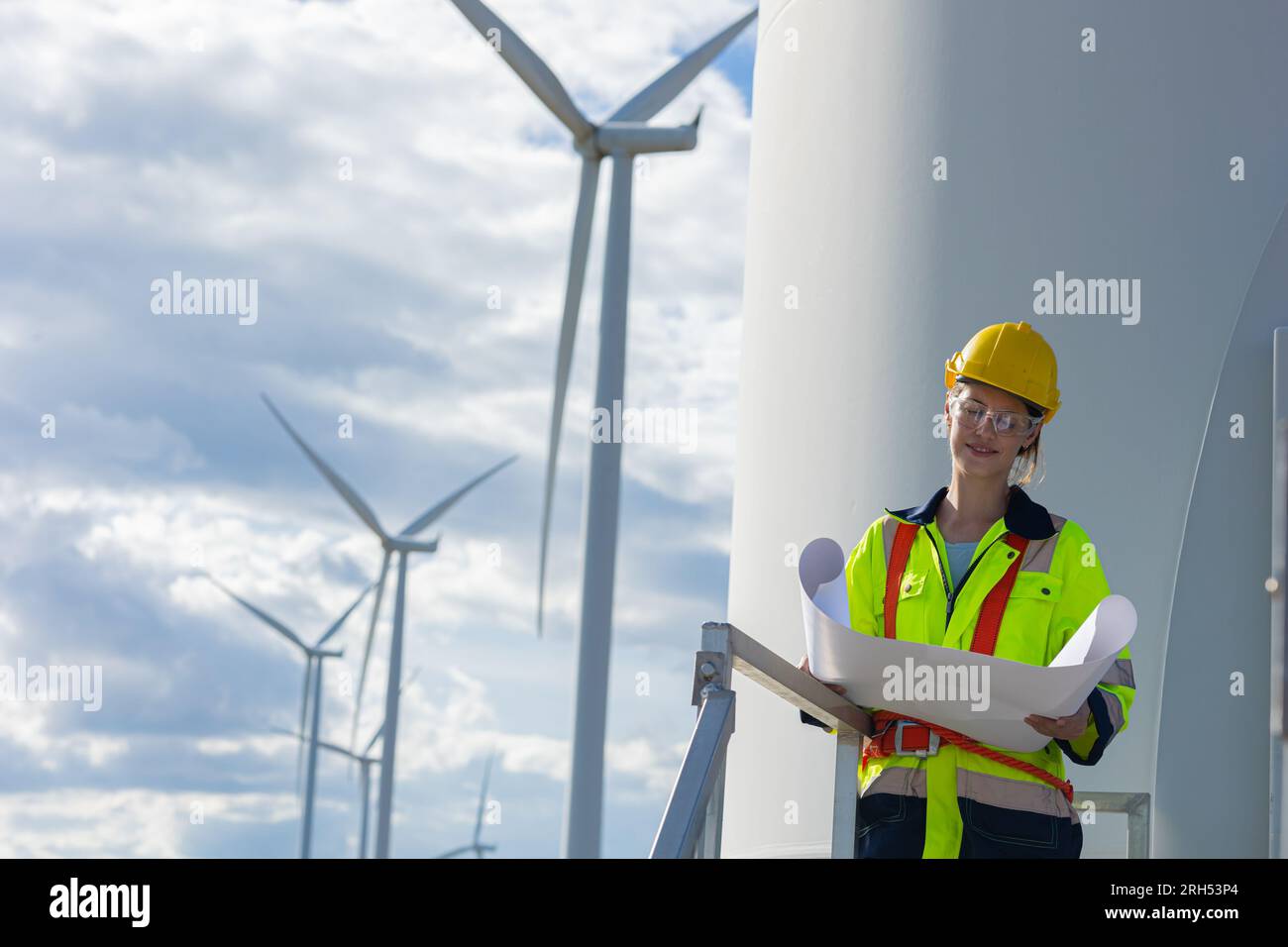 Ingenieurin, Techniker, Porträt, Betrieb, Windturbine, nachhaltige umweltfreundliche Energie, Genrator, glückliches Lächeln Stockfoto