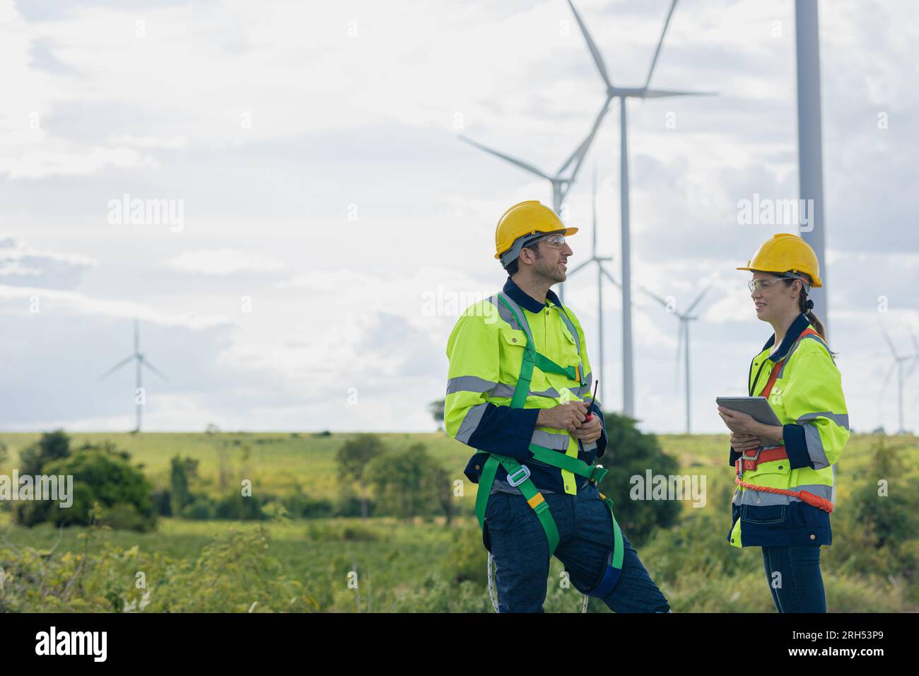 Ingenieur Team Mann und Frau im Außendienst, die zusammen den Bauplan für Windturbinen und saubere Stromerzeuger überprüfen Stockfoto