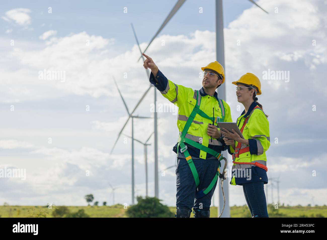 Ingenieur Team Mann und Frau im Außendienst, die zusammen den Bauplan für Windturbinen und saubere Stromerzeuger überprüfen Stockfoto