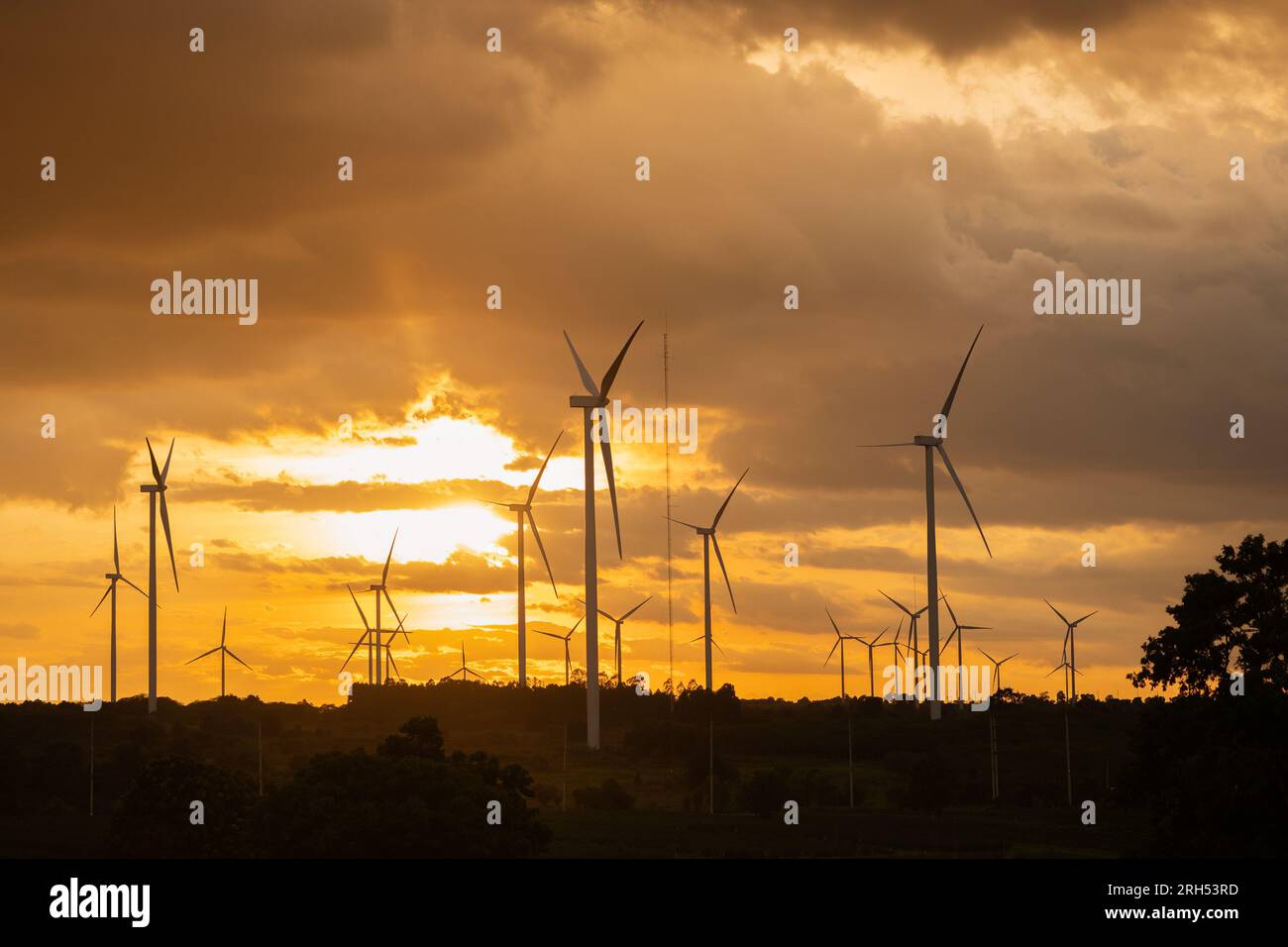 Landschaftsblick Sonnenuntergang am Abend oder Sonnenaufgang bei Windturbinen sauberes Stromerzeugungsfeld im windigen Berg Stockfoto