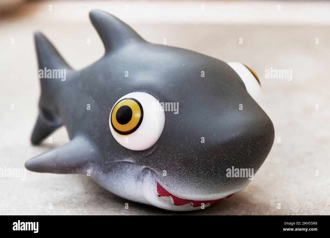 Spielzeughai mit selektivem Fokus auf geflecktes Grau Stockfotografie Alamy