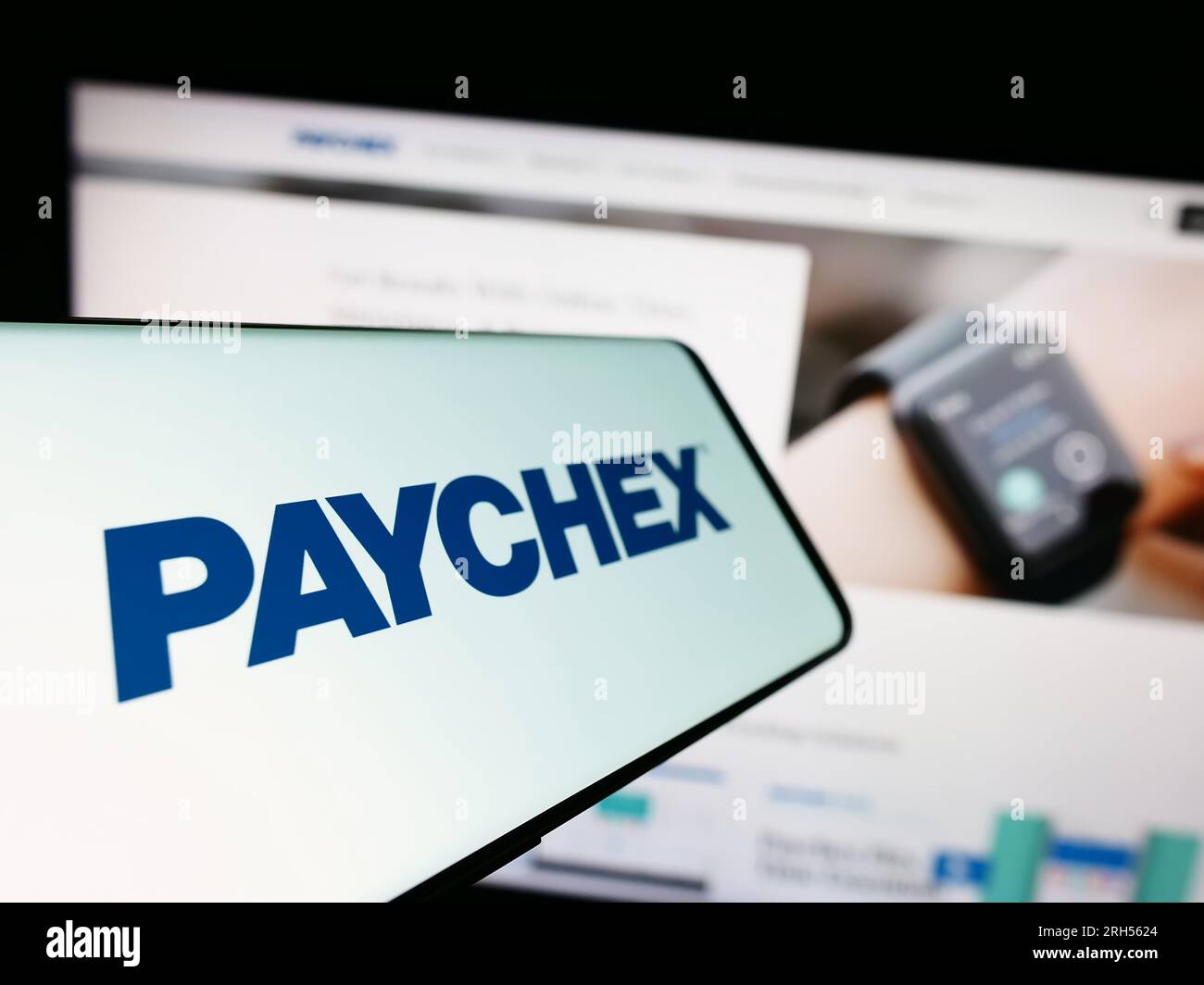 Smartphone mit Logo des amerikanischen Outsourcing-Unternehmens Paychex Inc. Auf dem Bildschirm vor der Business-Website. Fokus auf die Mitte links des Telefondisplays. Stockfoto