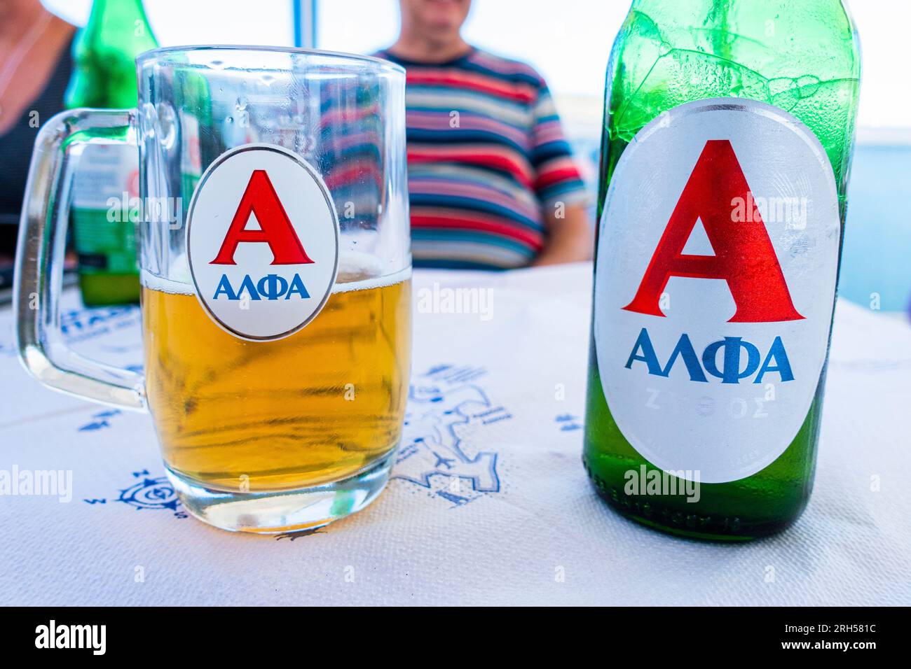 A, Alfa Bier, Flasche, Pint, halber Liter Glas, Olympos Dorf, Karpathos  Insel, Griechenland, 1. August 2023. (CTK Photo/Libor Sojka Stockfotografie  - Alamy