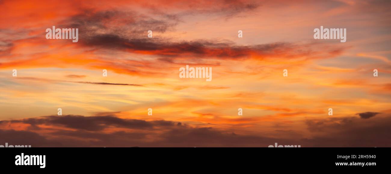 Panoramafoto bei Sonnenuntergang mit bunten Wolken Stockfoto