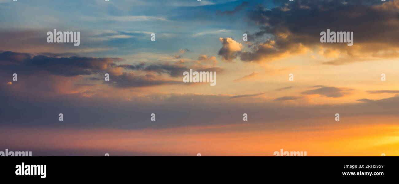 Panoramafoto bei Sonnenuntergang mit bunten Wolken Stockfoto