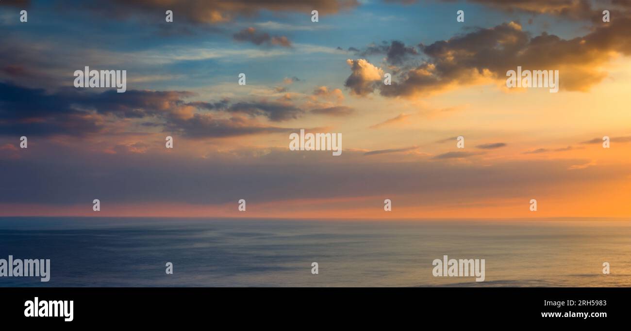 Panoramafoto bei Sonnenuntergang mit bunten Wolken Stockfoto