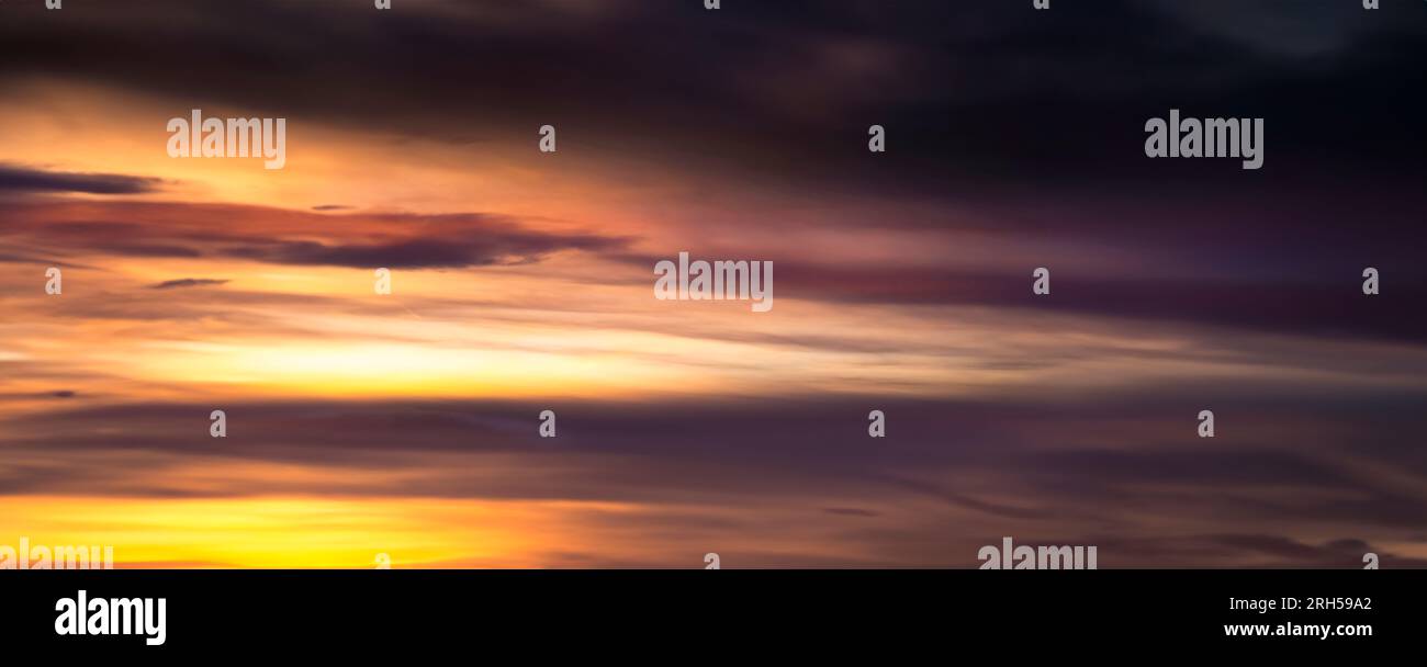Panoramafoto bei Sonnenuntergang mit bunten Wolken Stockfoto
