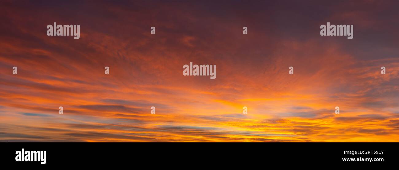 Panoramafoto bei Sonnenuntergang mit bunten Wolken Stockfoto