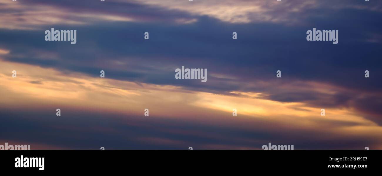 Panoramafoto bei Sonnenuntergang mit bunten Wolken Stockfoto