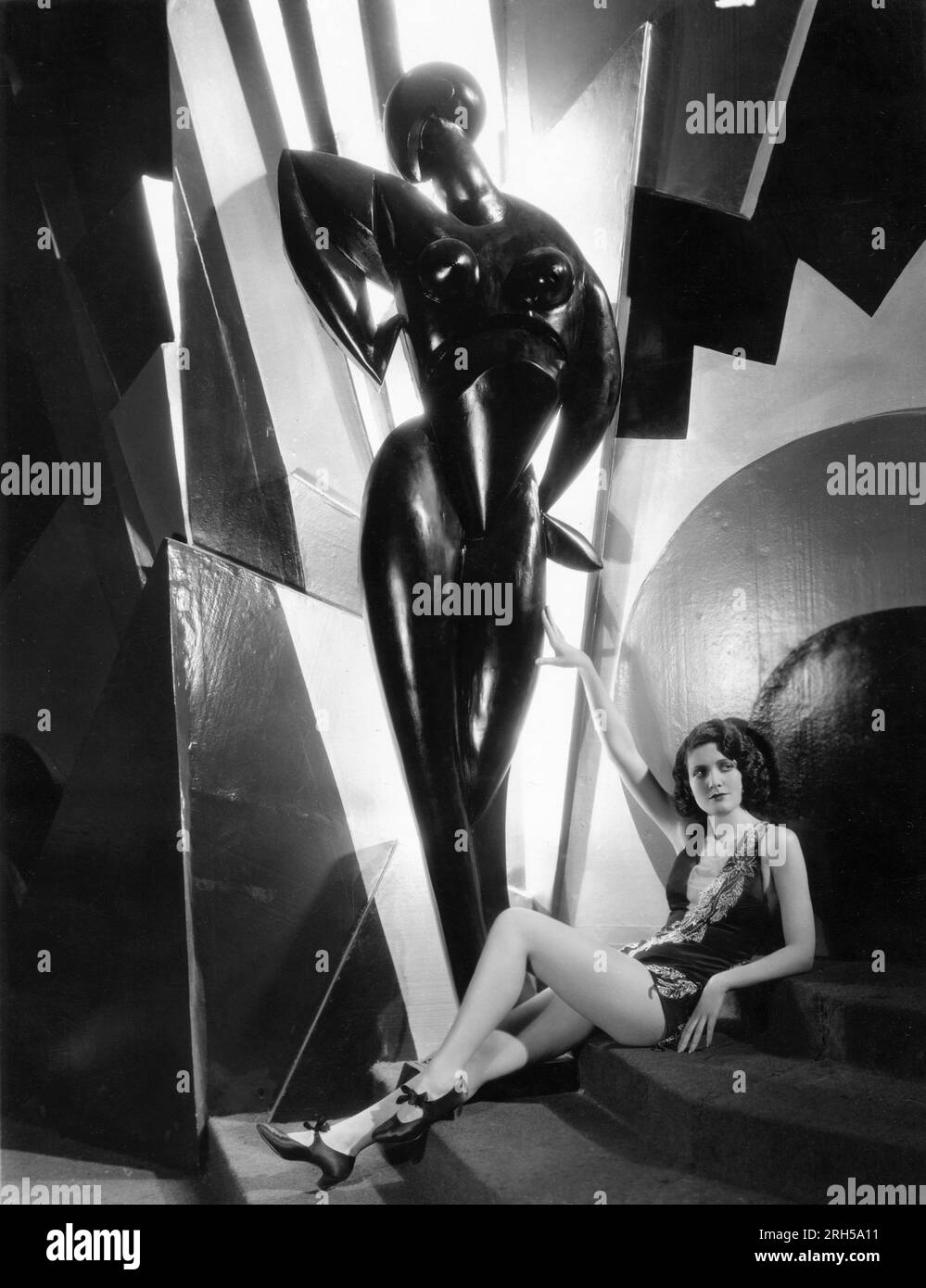 MERNA KENNEDY Leggy Pose auf Art Deco Paradise Nightclub, der während des Films von BROADWAY 1929 Regisseur PAUL FEJOS aus dem Stück von Philip Dunning und George Abbott Produzent Carl Laemmle Jr. spielt Universelle Bilder Stockfoto