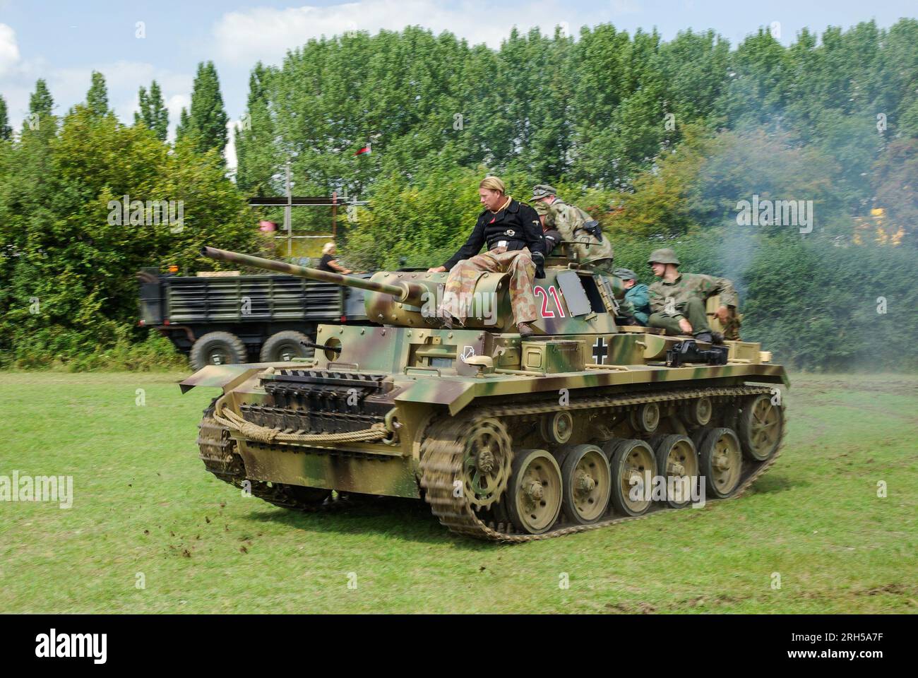 Der deutsche Panzer wird bei einer militärischen Nachstellung in Damyns Hall, Essex, Großbritannien, für die Öffentlichkeit auf Herz und Nieren geprüft. Panzer III Panzer Replica 211, Freya Stockfoto