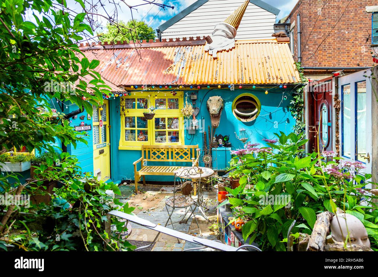 Außenansicht eines farbenfrohen, dekorierten Hauses mit Garten auf der Künstlergemeinde von Eel Pie Island in Twickenham, London, Großbritannien Stockfoto