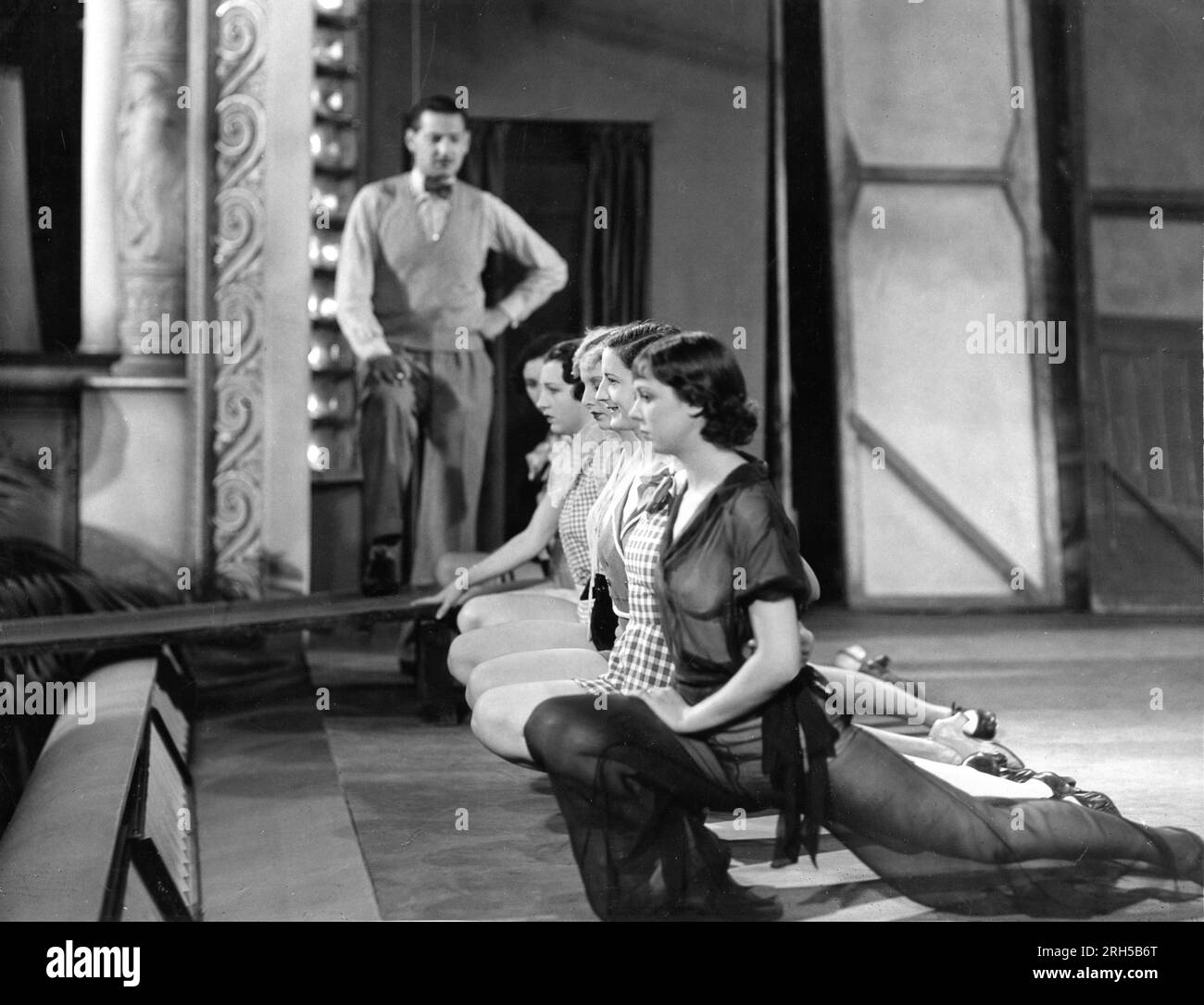 IVOR McLaren JESSIE MATTHEWS und Showgirls am FREITAG DER 13. Regisseur von 1933, VICTOR SAVILLE Gainsborough Pictures/Gaumont British Distributors Stockfoto