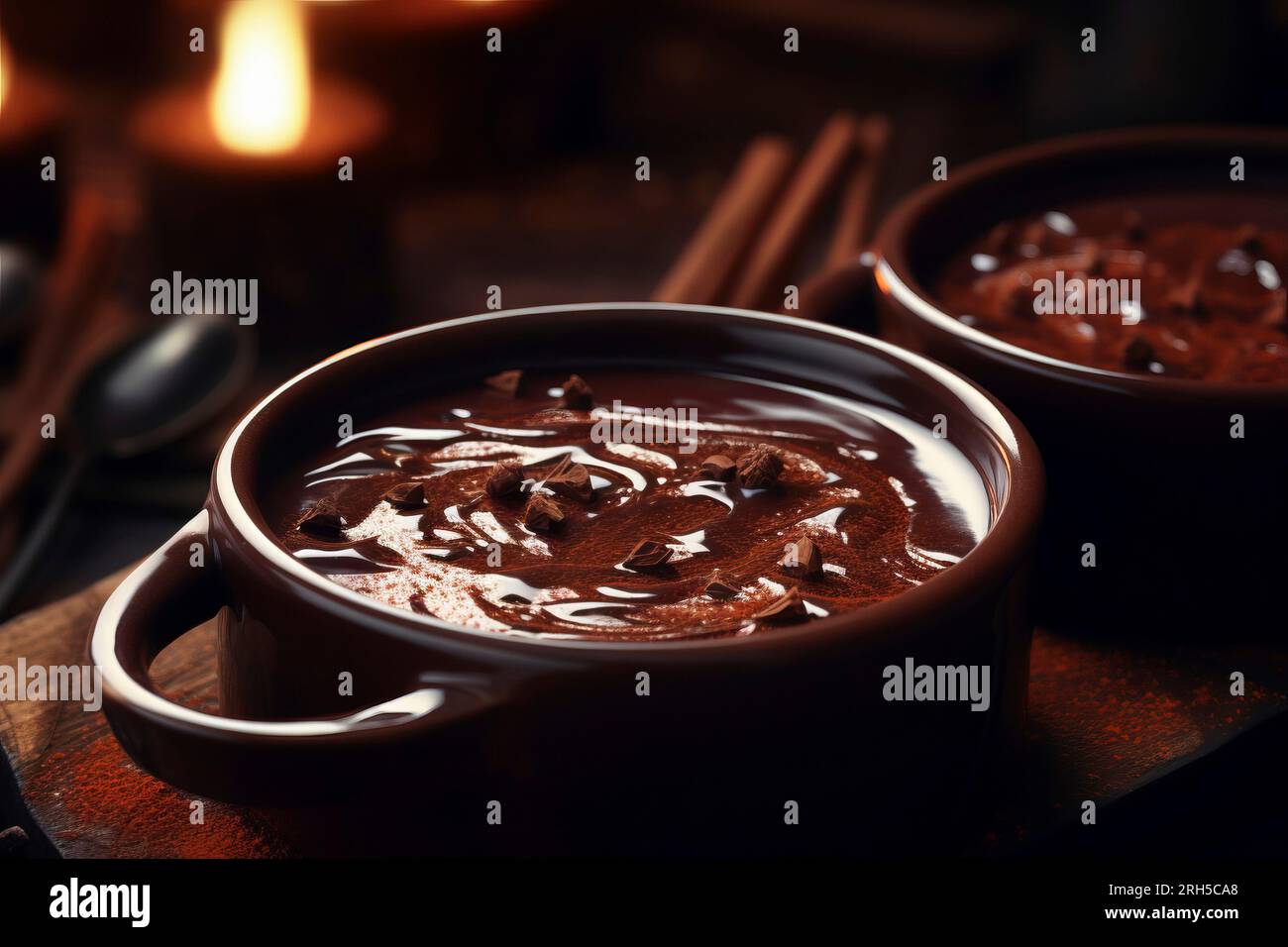 Genießen Sie die reichen Aromen des Schokoladenpudding vor rustikaler Kulisse Stockfoto