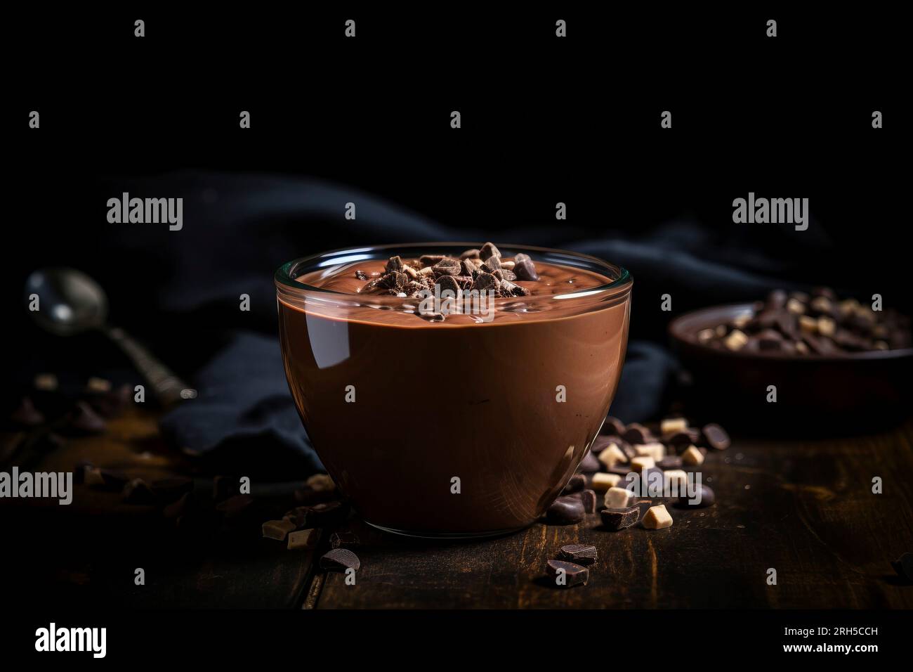 Genießen Sie die reichen Aromen des Schokoladenpudding vor rustikaler Kulisse. Stockfoto