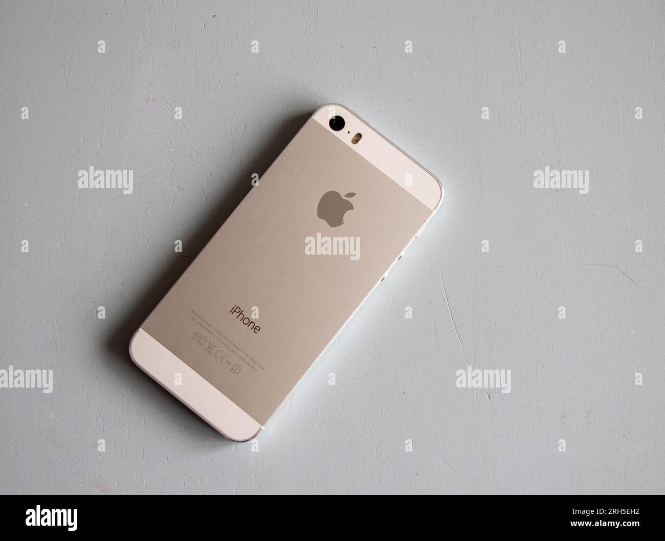 Das weiße Apple iPhone 5s wurde 2013 veröffentlicht. Es war damals begehrenswert und aufgrund seiner praktischen Größe bei manchen immer noch beliebt. Stockfoto