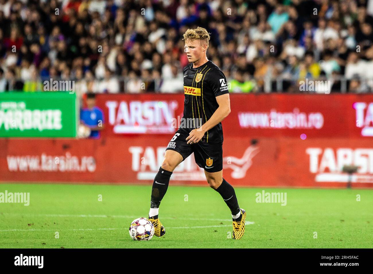 Bukarest, Rumänien. 10., 2023. August. Jeppe Tverskov (6) vom FC Nordsjaelland während des Qualifikationsspiels der UEFA Conference League zwischen FCSB und dem FC Nordsjaelland im Stadionul Steaua in Bukarest. (Foto: Gonzales Photo - Dejan Obretkovic). Stockfoto