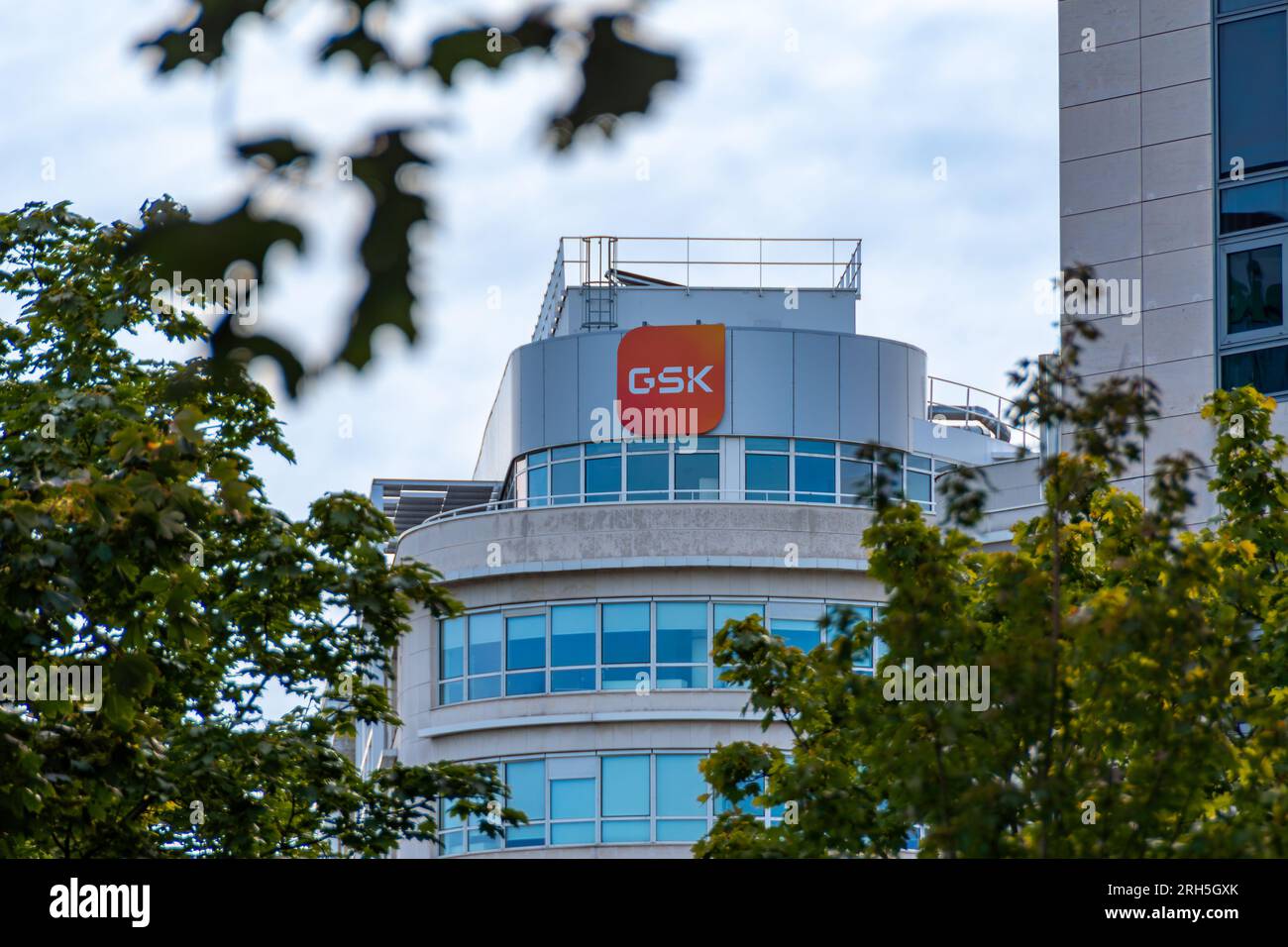Außenansicht des Gebäudes mit dem französischen Hauptsitz von GSK, ehemals GlaxoSmithKline, einem britischen multinationalen Pharmaunternehmen Stockfoto