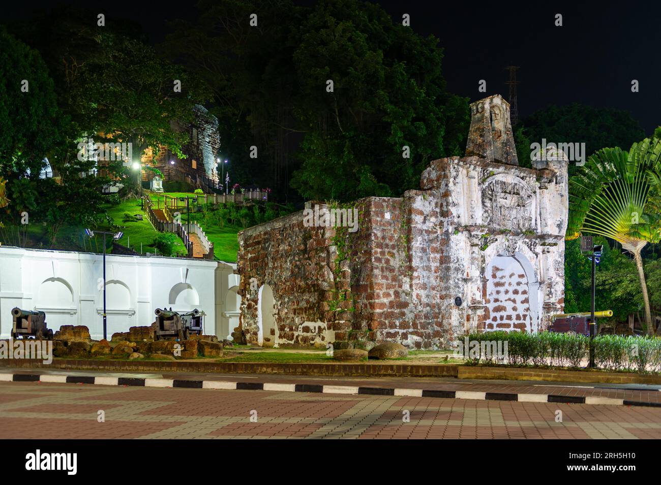 Porta de Santiago und St. John's Hill bei Nacht, Malakka, Malaysia Stockfoto