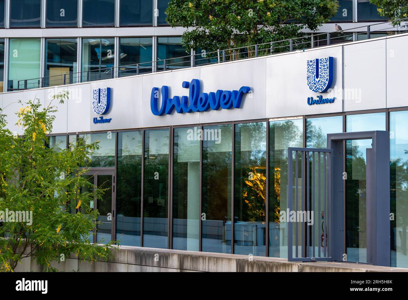 Eingang zum Gebäude mit dem französischen Hauptsitz von Unilever, einem britischen multinationalen Unternehmen, das in den Bereichen Hygiene und Lebensmittel tätig ist Stockfoto Eingang zum Gebäude mit dem französischen Hauptsitz von Unilever, einem britischen multinationalen Unternehmen, das in den Bereichen Hygiene und Lebensmittel tätig ist Stockfoto
