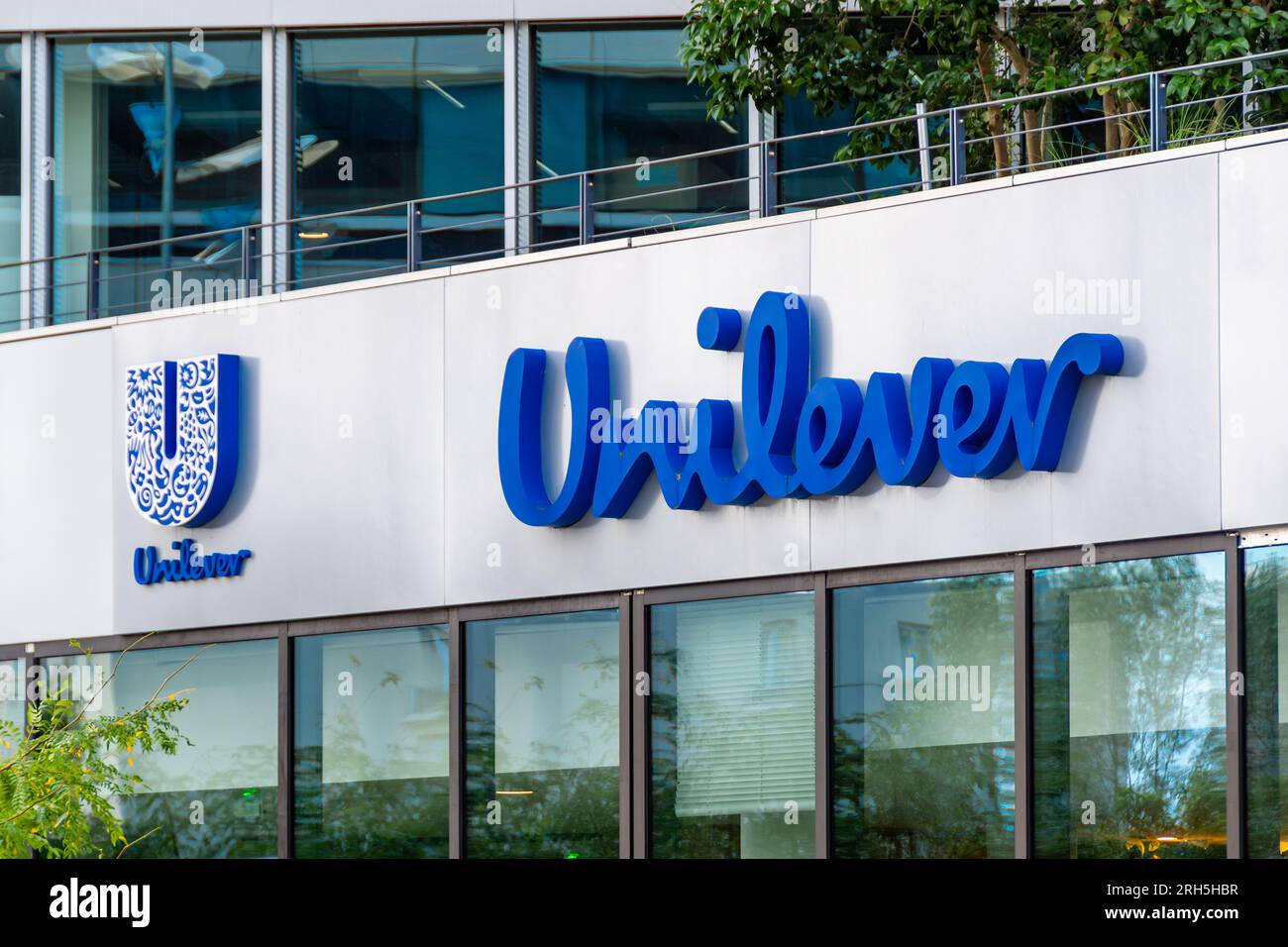 Schild und Logo auf dem Gebäude, in dem sich der französische Hauptsitz von Unilever befindet, einem britischen multinationalen Unternehmen für Hygiene- und Lebensmittelprodukte Stockfoto Schild und Logo auf dem Gebäude, in dem sich der französische Hauptsitz von Unilever befindet, einem britischen multinationalen Unternehmen für Hygiene- und Lebensmittelprodukte Stockfoto