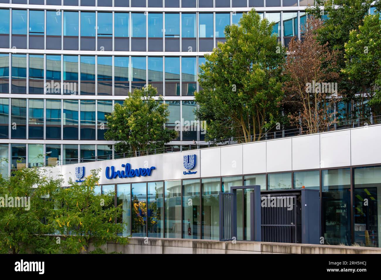 Außenansicht des Gebäudes mit dem französischen Hauptsitz von Unilever, einem britischen multinationalen Unternehmen für Hygiene- und Lebensmittelprodukte Stockfoto Außenansicht des Gebäudes mit dem französischen Hauptsitz von Unilever, einem britischen multinationalen Unternehmen für Hygiene- und Lebensmittelprodukte Stockfoto