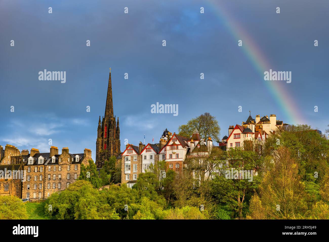 Skyline der Altstadt von Edinburgh mit Ramsay Garden Häusern, dem Hub Tower und Regenbogen am Himmel in Schottland, Großbritannien. Stockfoto