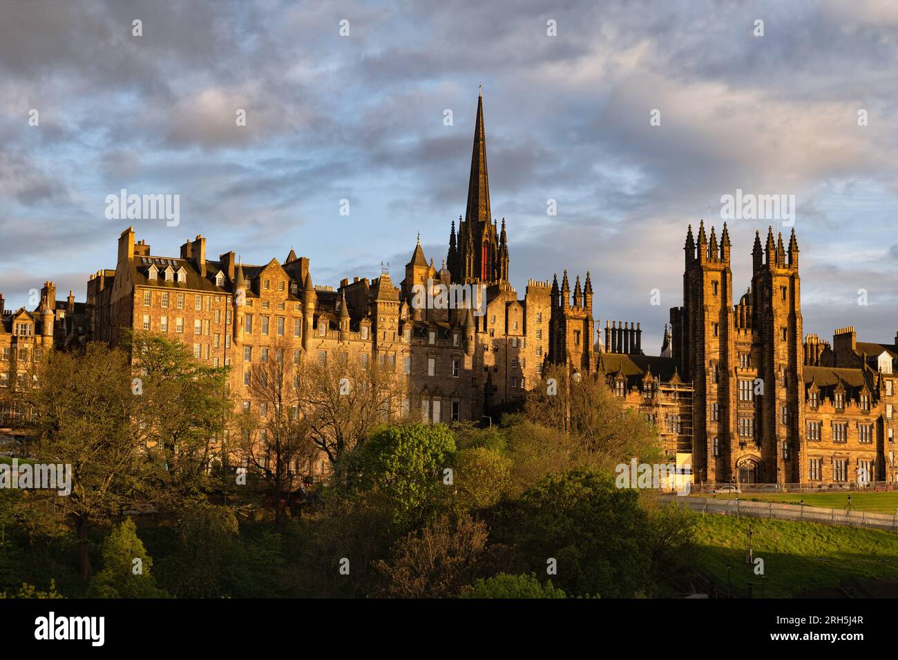 Edinburgh in Schottland, Großbritannien. Die Altstadt bei Sonnenuntergang mit dem New College on the Mound und dem Turm des Hub Building. Stockfoto