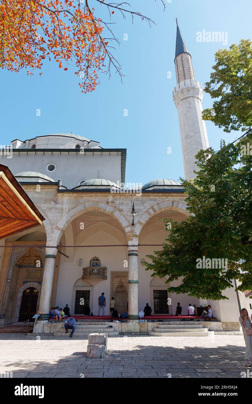 Menschen beten vor der Gazi Husrev-Beg Moschee, einer Osmanischen Moschee aus dem 16. Jahrhundert, Sarajevo, Bosnien und Herzegowina, 13. August 2023. Stockfoto