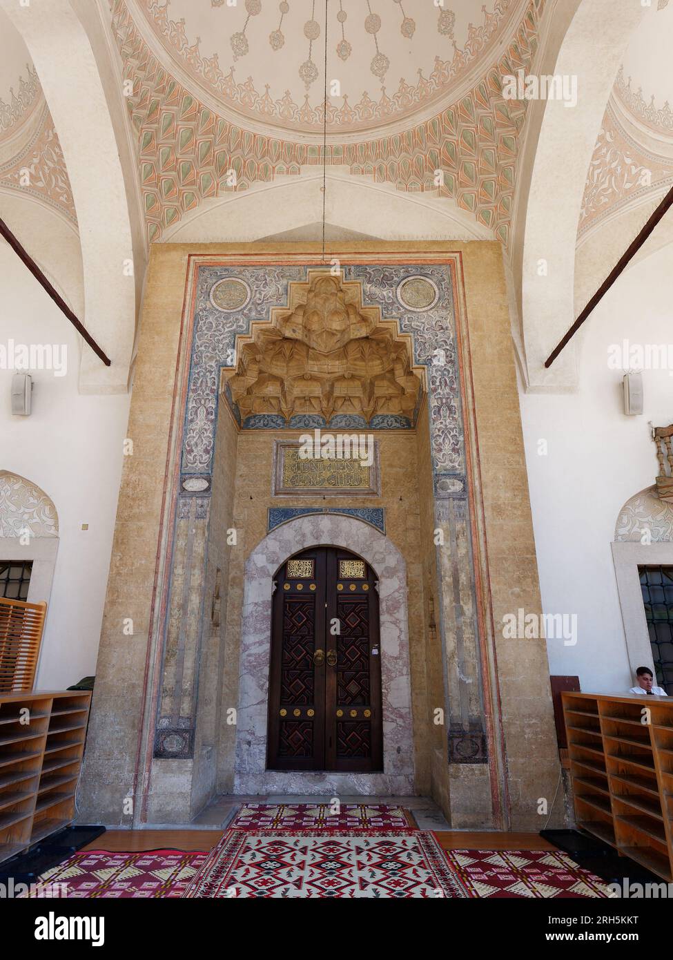 Aufwändige Eingangstür zur Außenfassade der Gazi Husrev-Beg Moschee, einer osmanischen Moschee aus dem 16. Jahrhundert, Sarajevo, Bosnien und Herzegowina, 13. August 2023. Stockfoto