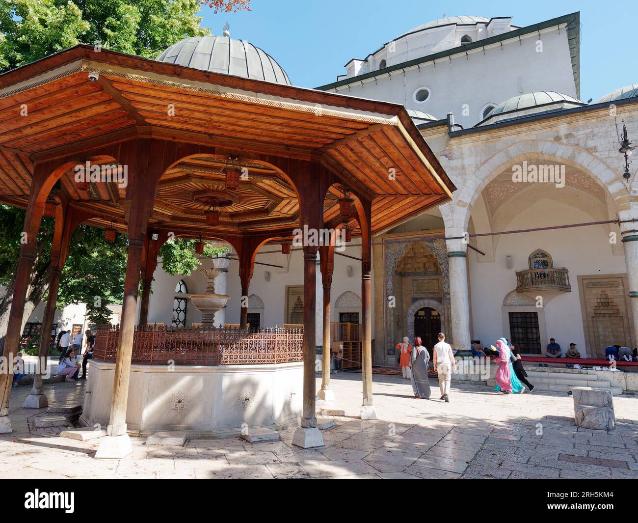 Sahn mit Brunnen und Gazi Husrev-Beg Moschee, eine Osmanische Moschee aus dem 16. Jahrhundert, Sarajewo, Bosnien und Herzegowina, 13. August 2023. Stockfoto