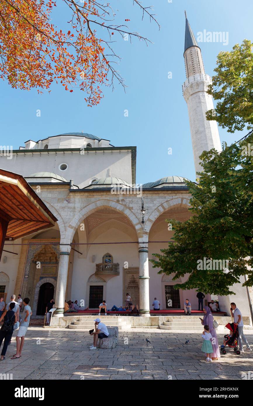Menschen außerhalb der Gazi Husrev-Beg Moschee, einer Osmanischen Moschee aus dem 16. Jahrhundert, Sarajevo, Bosnien und Herzegowina, 13. August 2023. Stockfoto