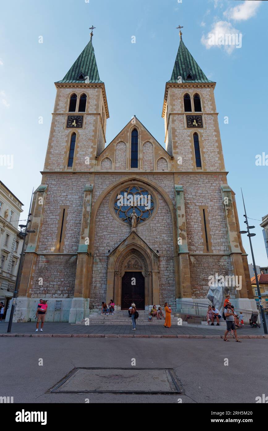 Katholische Kathedrale mit heiligem Herz und Sarajevo Rose Bosnian war Mahnmal davor. Sarajevo, Bosnien und Herzegowina, 13. August 2023. Stockfoto