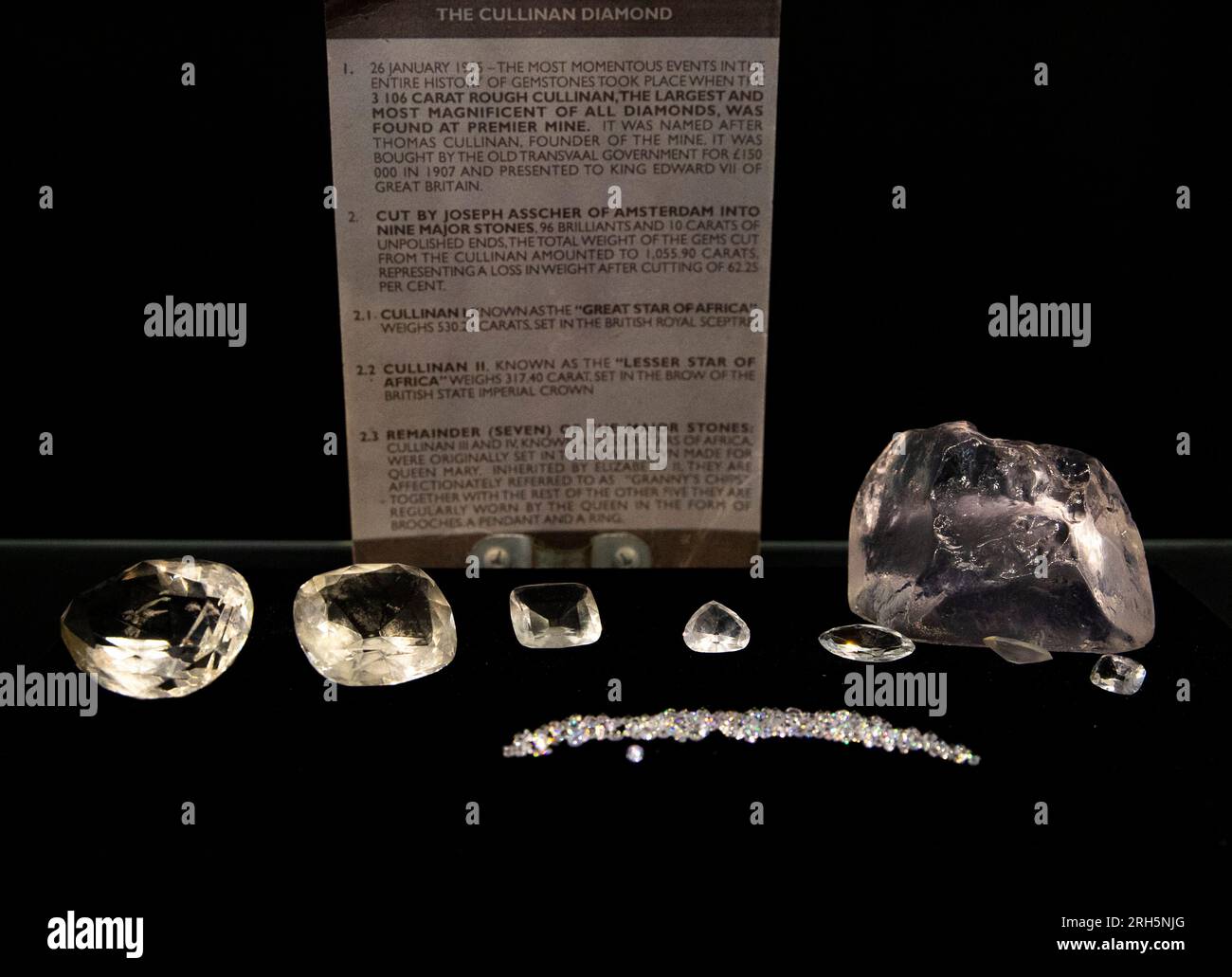 Gauteng. 13. Aug. 2023. Dieses Foto wurde am 13. August 2023 aufgenommen und zeigt die Nachbildungen des Cullinan Diamond und die Diamanten, die in der Cullinan Mine in Cullinan in Gauteng, Südafrika, aus ihm geschnitten wurden. Kredit: Zhang Yudong/Xinhua/Alamy Live News Stockfoto