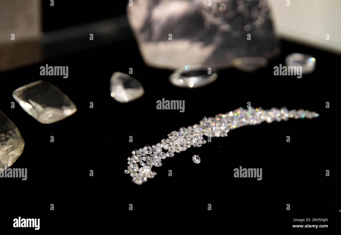 Gauteng. 13. Aug. 2023. Dieses Foto wurde am 13. August 2023 aufgenommen und zeigt die Nachbildungen des Cullinan Diamond und die Diamanten, die in der Cullinan Mine in Cullinan in Gauteng, Südafrika, aus ihm geschnitten wurden. Kredit: Zhang Yudong/Xinhua/Alamy Live News Stockfoto