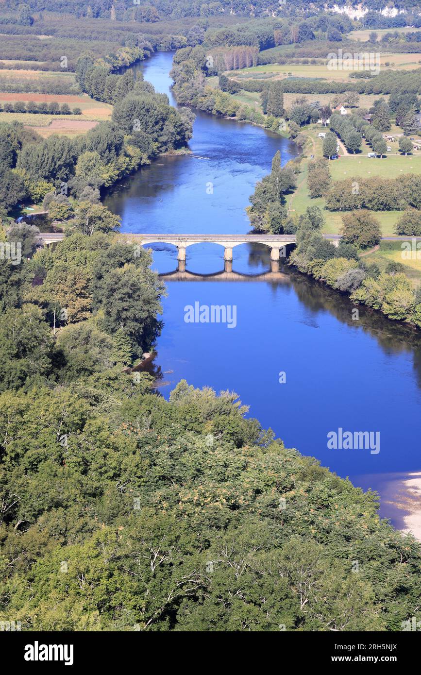 Vue aérienne de la rivière Dordogne entre Domme et La Roque-Gageac en Périgord Noir. La vallée de la Dordogne est une région de polyculture et de Tour Stockfoto