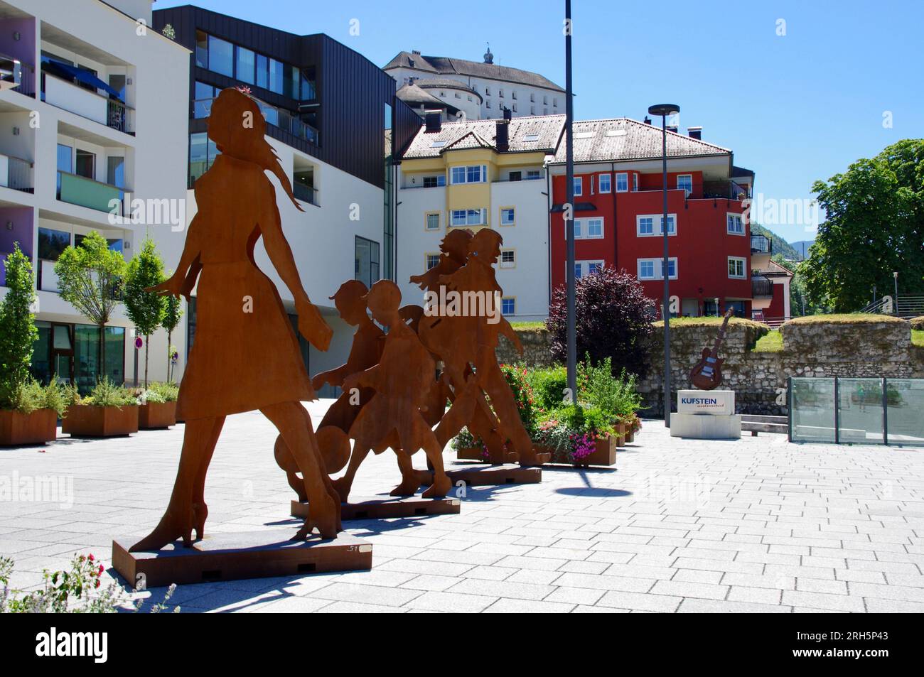 Kufstein, Osterreich, rostige Metallskulptur einer Familie mit Kindern im Stadtzentrum. Stockfoto