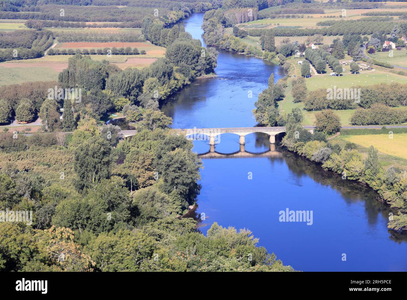 Vue aérienne de la rivière Dordogne entre Domme et La Roque-Gageac en Périgord Noir. La vallée de la Dordogne est une région de polyculture et de Tour Stockfoto