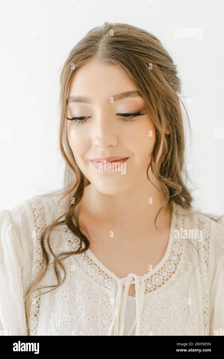 hispanische Frau im Brautkleid mit Frisur und Make-up Stockfoto