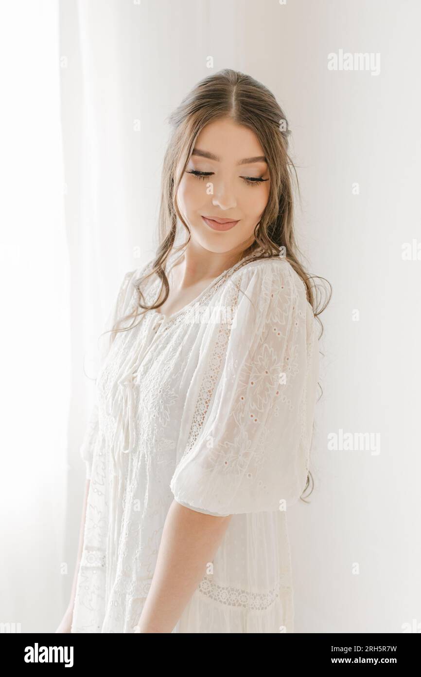 Eine ätherische hispanische Frau im Brautkleid mit Frisur und Make-up Stockfoto