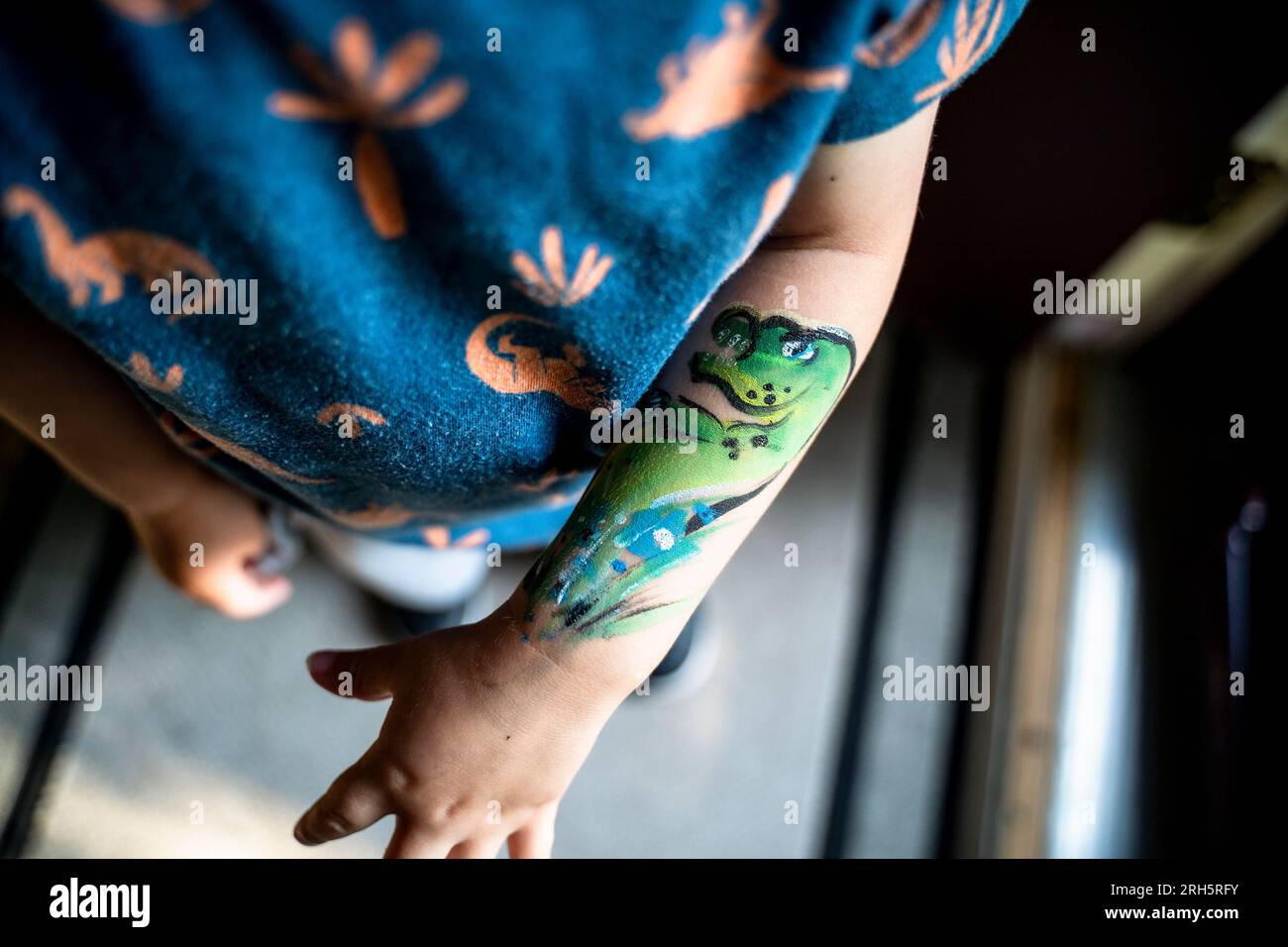 Mittelteil von Young Boy's Unterarm mit Drachen auf der Haut gemalt Stockfoto