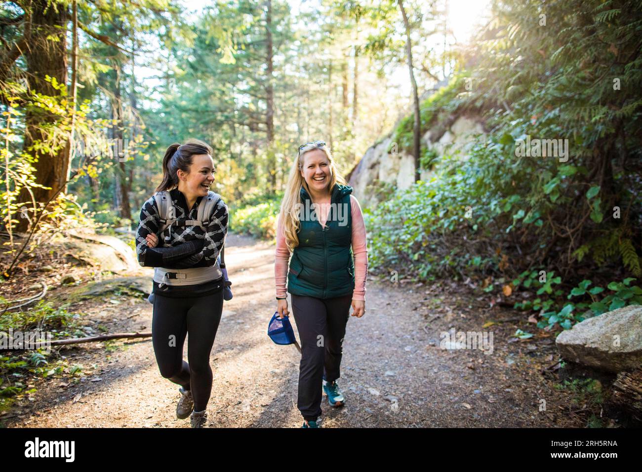 Freunde, Mütter wandern, meilen und lachen zusammen auf dem Wanderweg Stockfoto