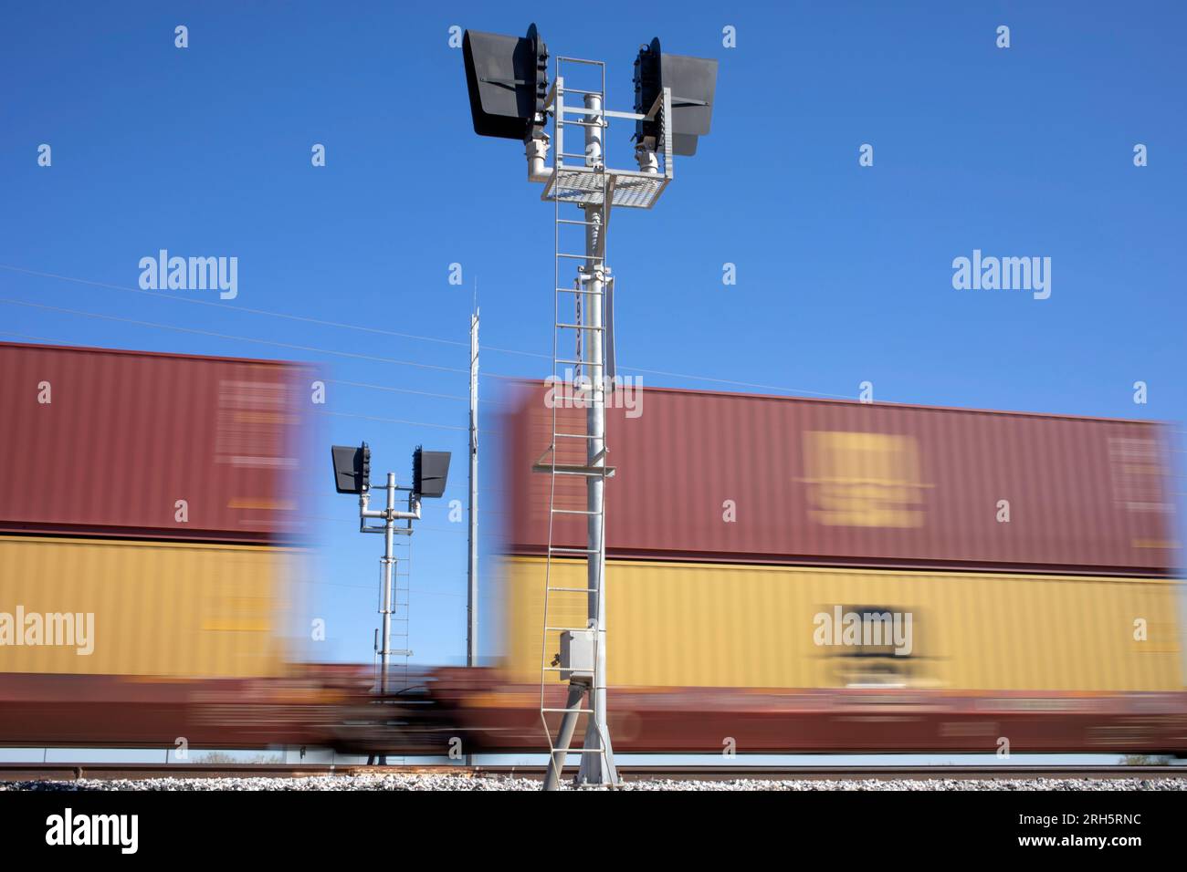 Zug in Bewegung durch Signale Stockfoto