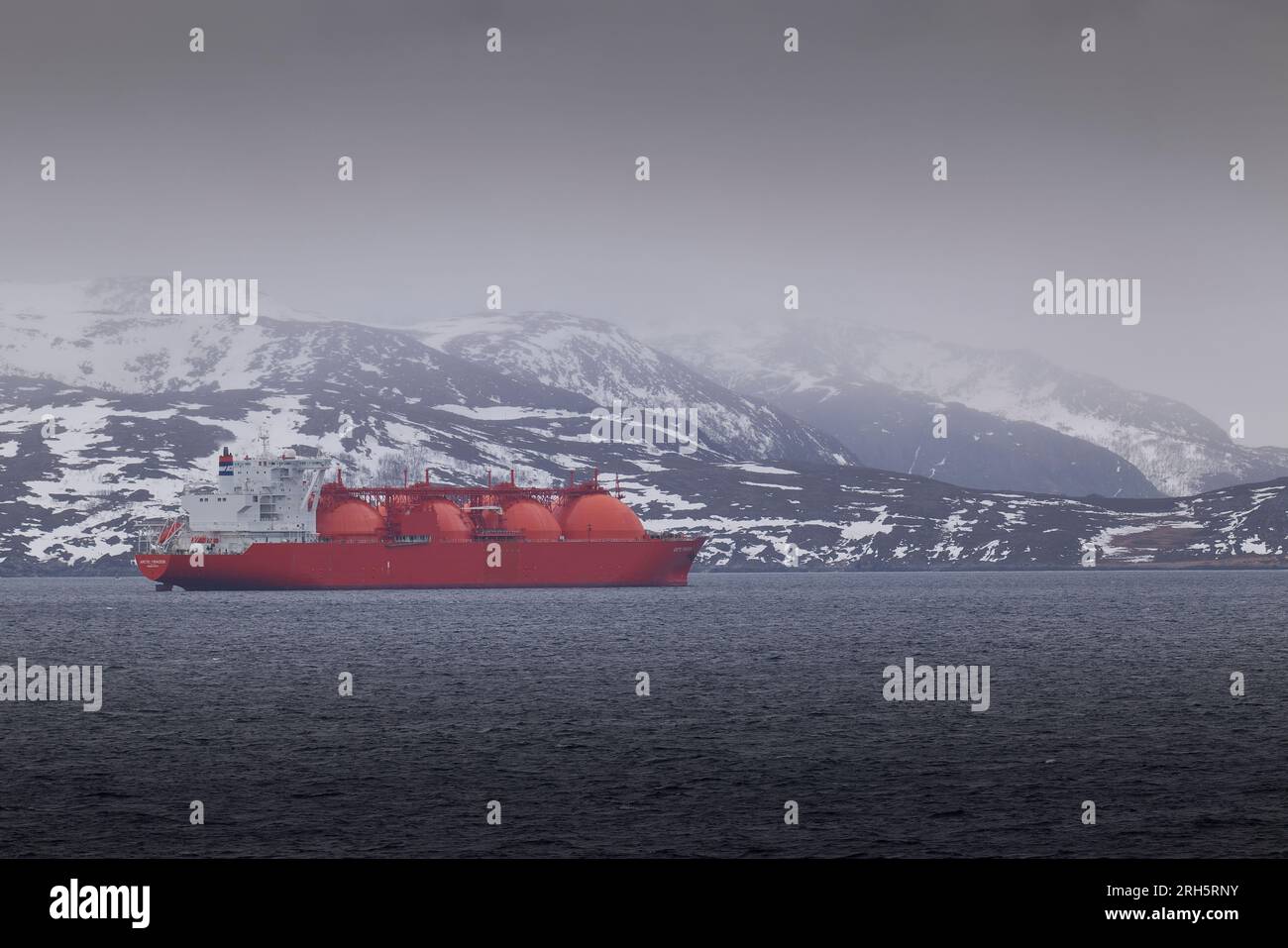 Der 288m Liquified Natural Gas Tanker, ARCTIC PRINCESS, Painted in International Orange, ankerte vor dem Hammerfest im nördlichen Nordnorwegen. 8. Mai 2023 Stockfoto